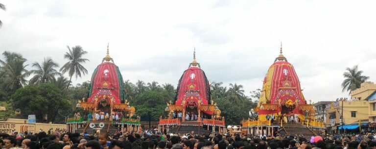 1725px-Bahuda_Jatra_Nabakalebara_2015-1
