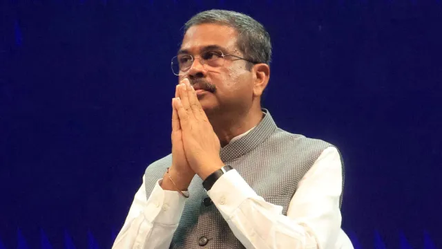 ପାଠ୍ୟପୁସ୍ତକ ତ୍ରୁଟି ବିବାଦକୁ ନେଇ ଓଡ଼ିଶାରେ ରାଜନୈତିକ ଚର୍ଚ୍ଚା, କକ୍ରୋଚ୍ ପାର୍ଟି, ଅଭିଜିତ୍ ଦିପକେ, ମୋହନ ମାଝୀ ଓ ଶିକ୍ଷା ପ୍ରସଙ୍ଗ ସମ୍ପର୍କିତ ପ୍ରତୀକାତ୍ମକ ଚିତ୍ର।